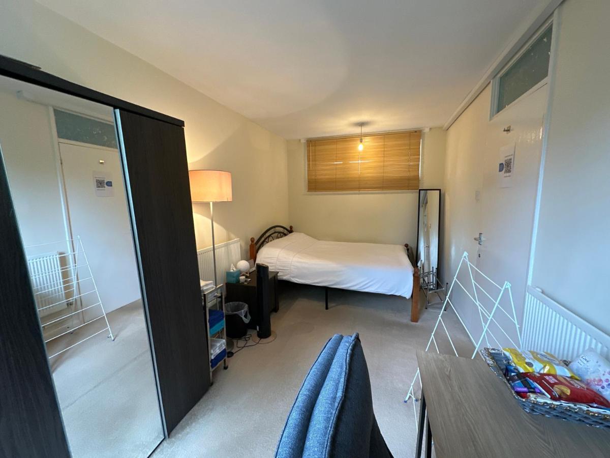 Gazde/Camere de închiriat Cozy In Shared Near Canary Wharf Londra
